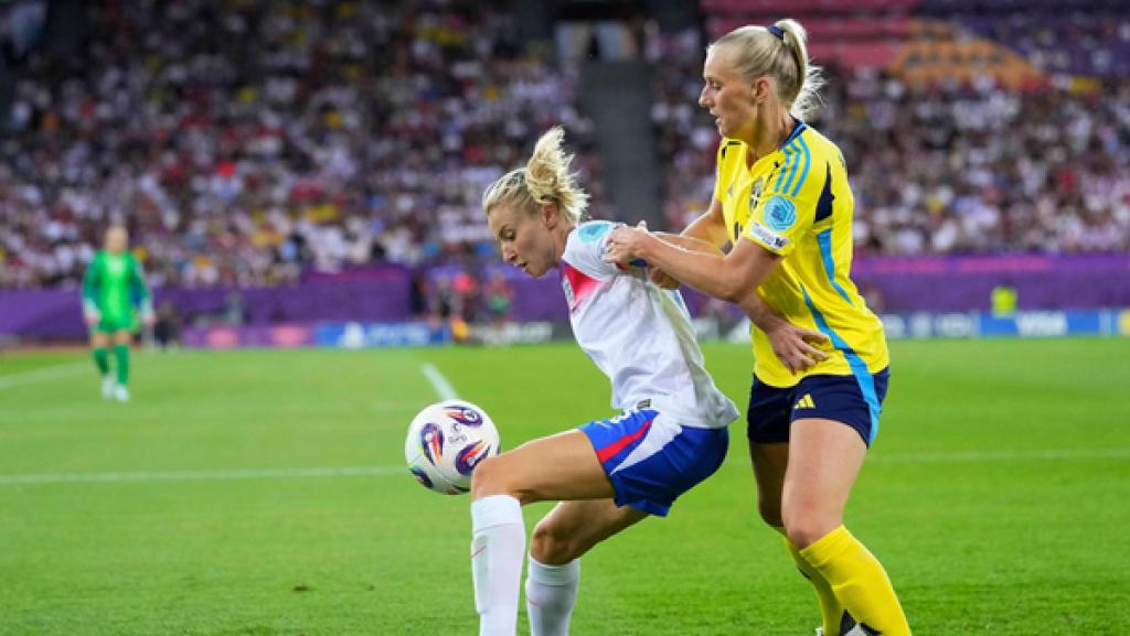 Englands Leah Williamson (l.) am Ball vor Schwedens Emma Stina Blackstenius